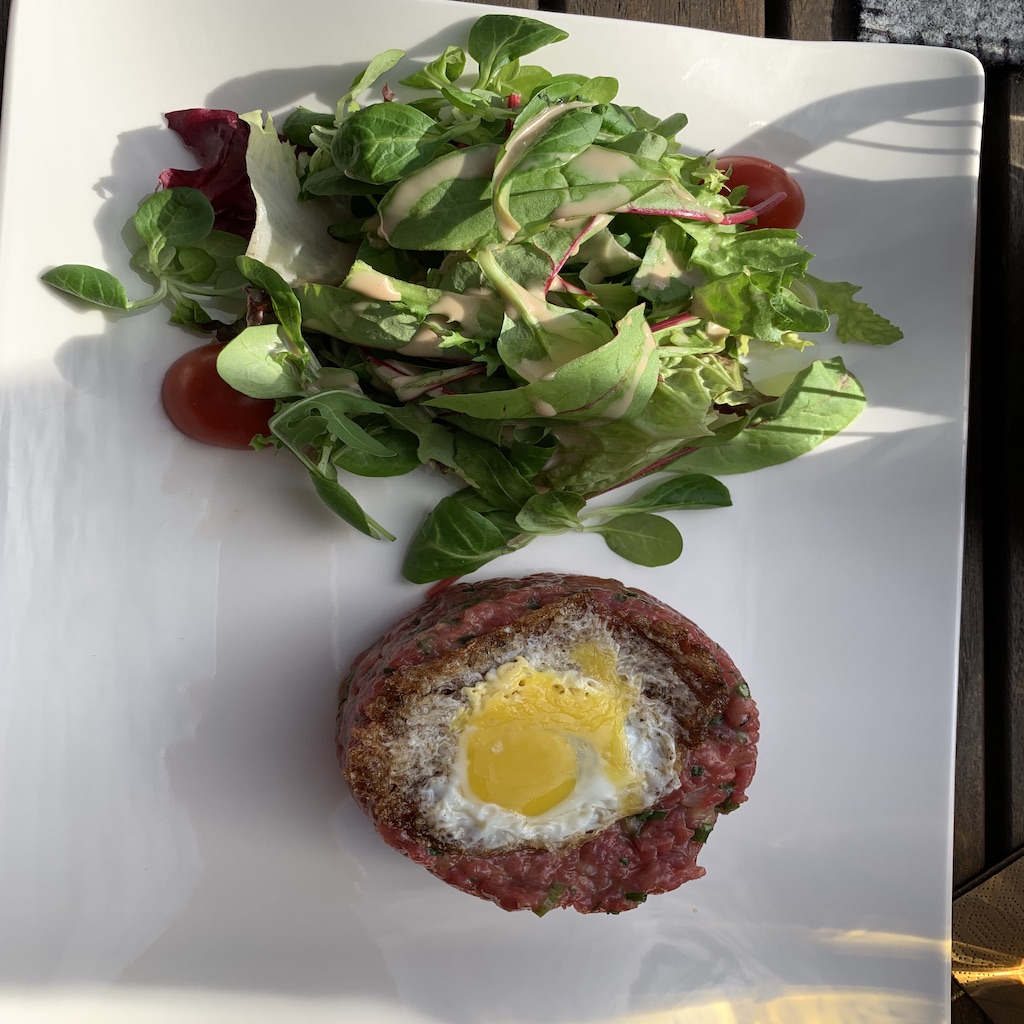 Beef Tatar mit Beilagensalat im Hotel Mohr auf dem Weg zum Gardasee