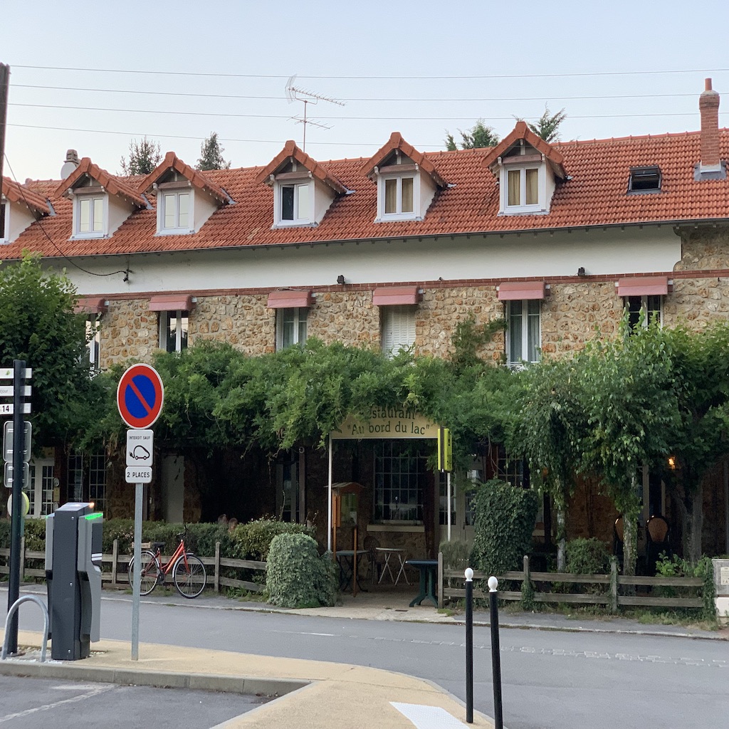 Hotel au bord du lac in Saint Rémy les Chevreuse in der Nähe von Paris