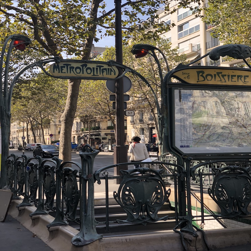 Eingang zur einer Metrostation in Paris