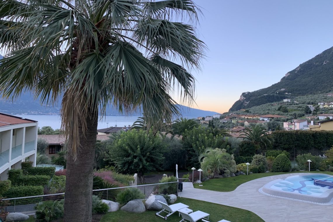 Blick vom Zimmer auf Park und Pool des Park Hotel Imperial in Limone sul Garda