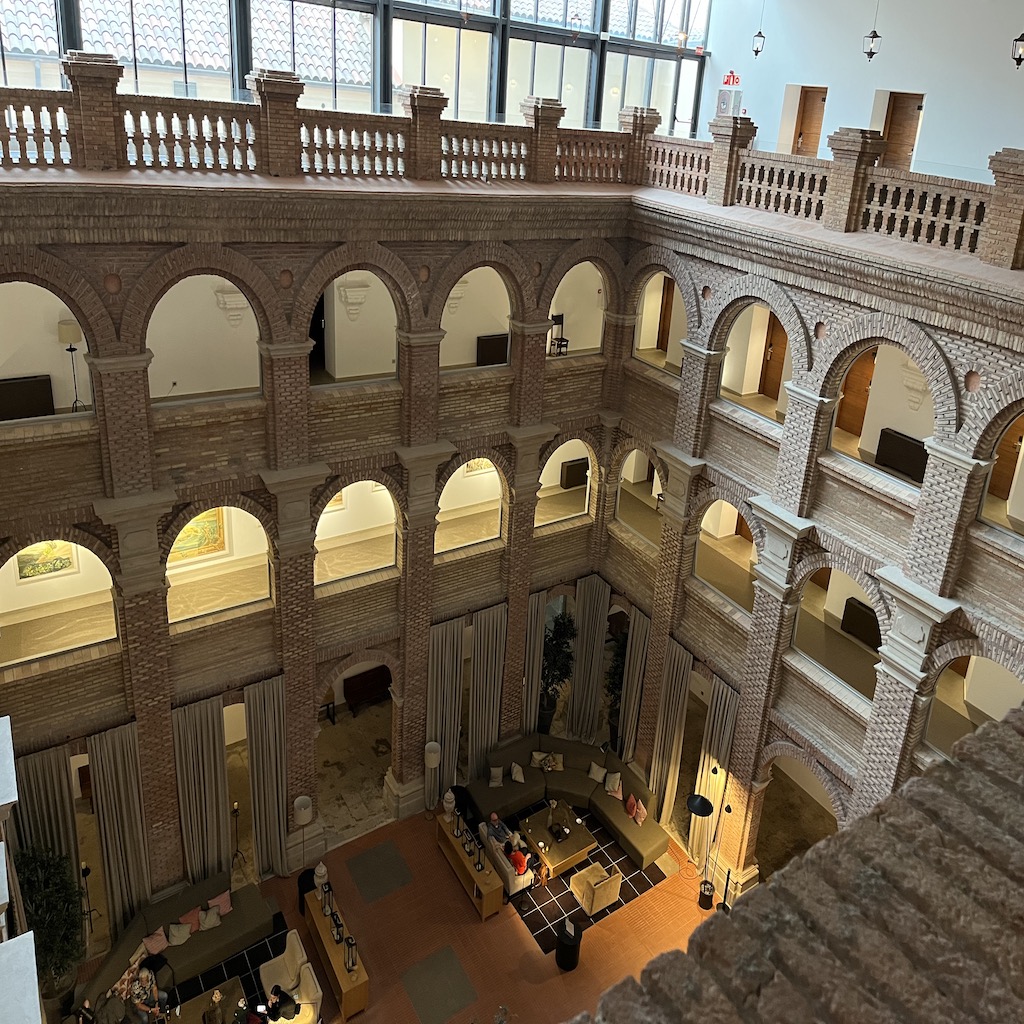 Parador de Lleida Blick vom Flur auf den Sitzbereich