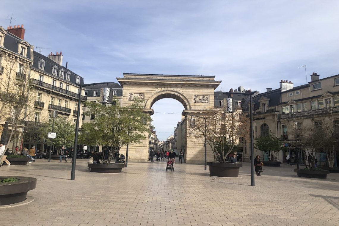 Dijon – die Porte Guillaume am Beginn der Fußgängerzone.