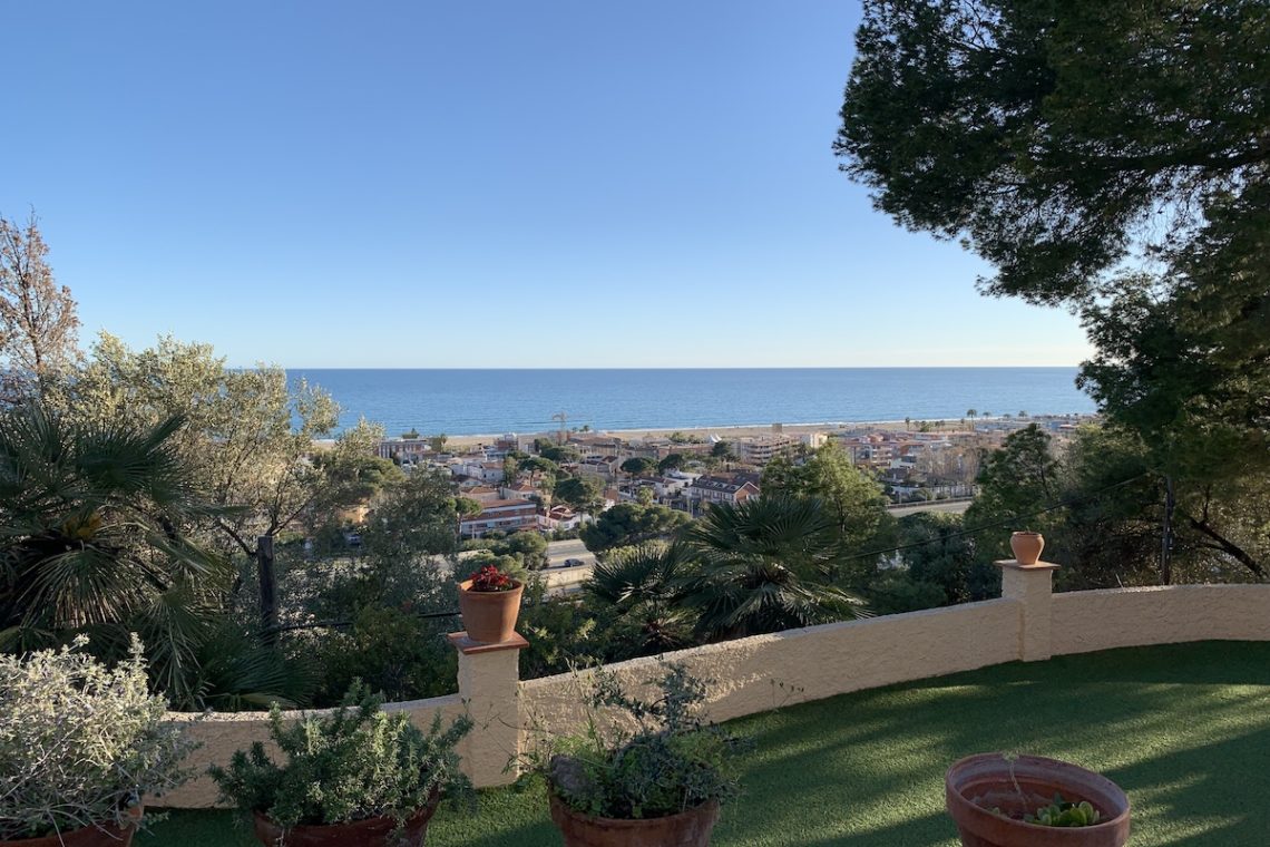 Blick vom Pool auf das Mittelmeer bei Castelldefels