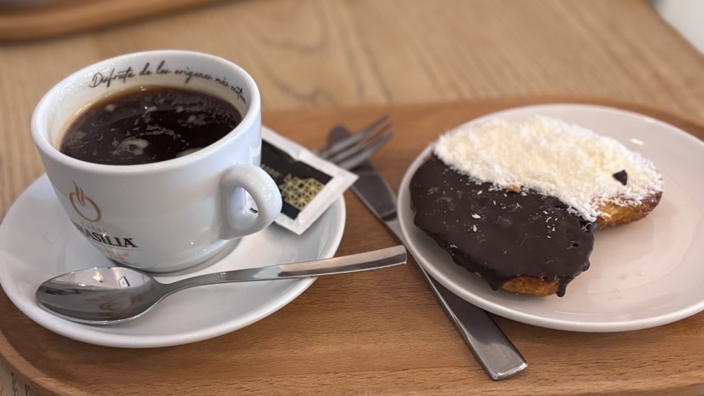 Americano mit Gebäck