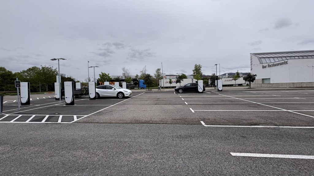 Supercharger Vitoria im Gewerbegebiet