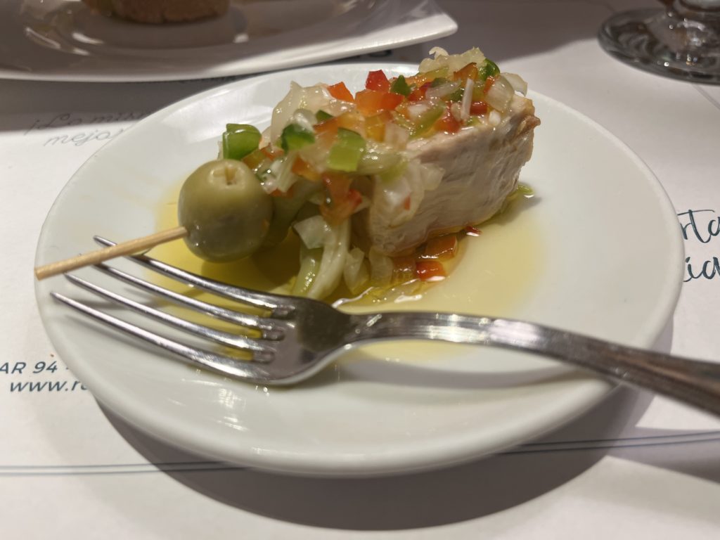 Thunfisch, eingelegtes Gemüse