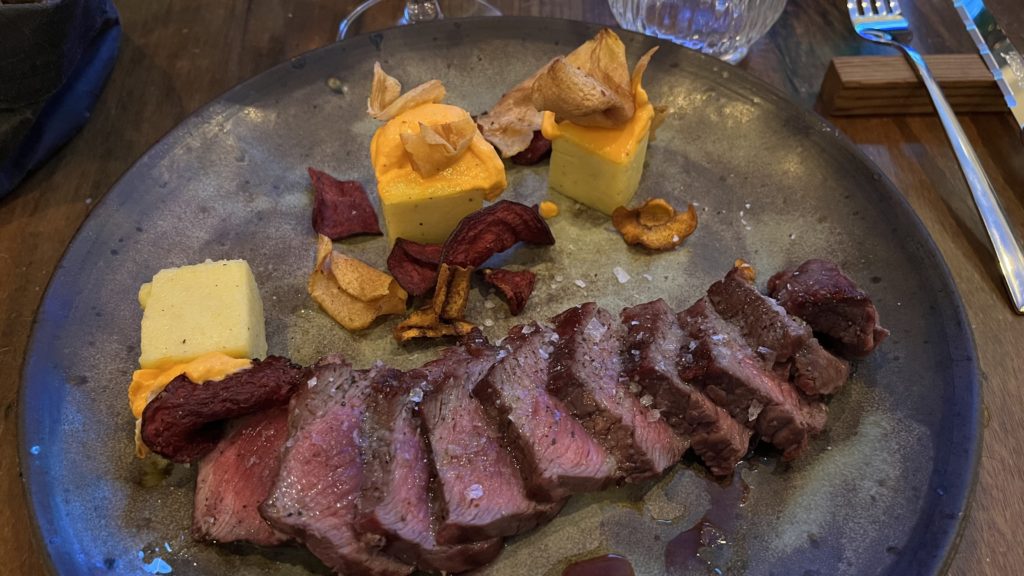 Leckes Fleischgericht im Restaurant Mama Tere