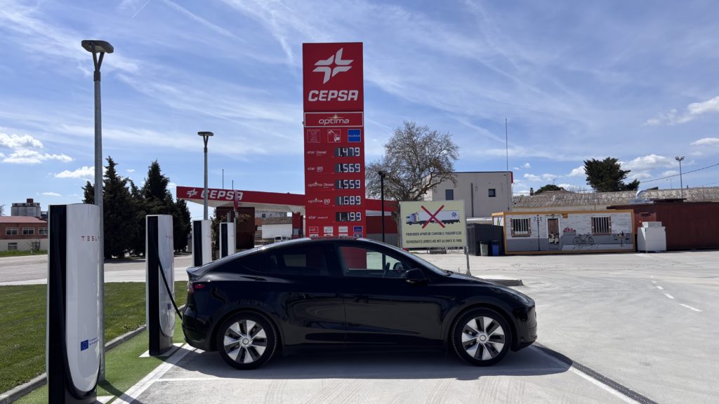 Tesla Supercharger vor Lerma
