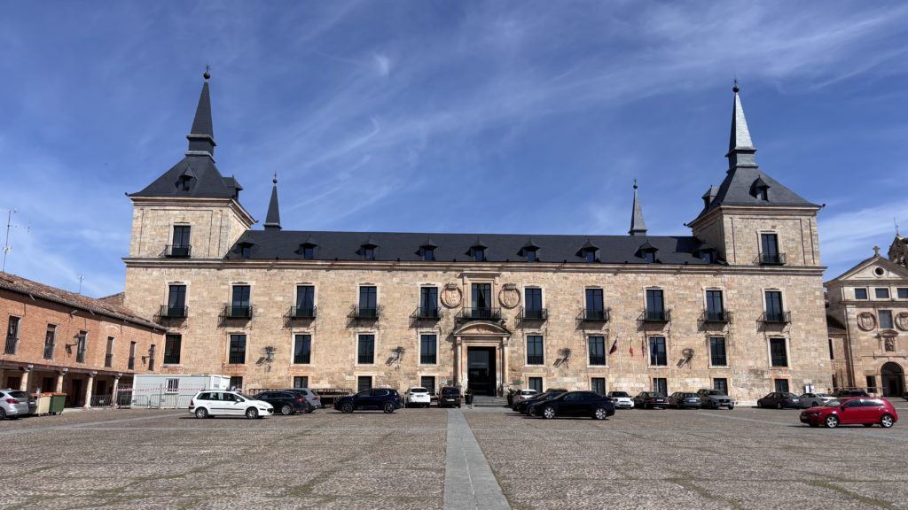 Plaza Mayor mit dem Herzogspalast (Palacia Ducal), dem heutigen Parador Hotel, im Hintergrund.
