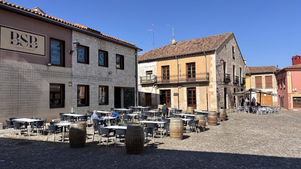 Plaza Mayor (Plaza Ducal) mit einigen angrenzenden Restaurants und Cafes.