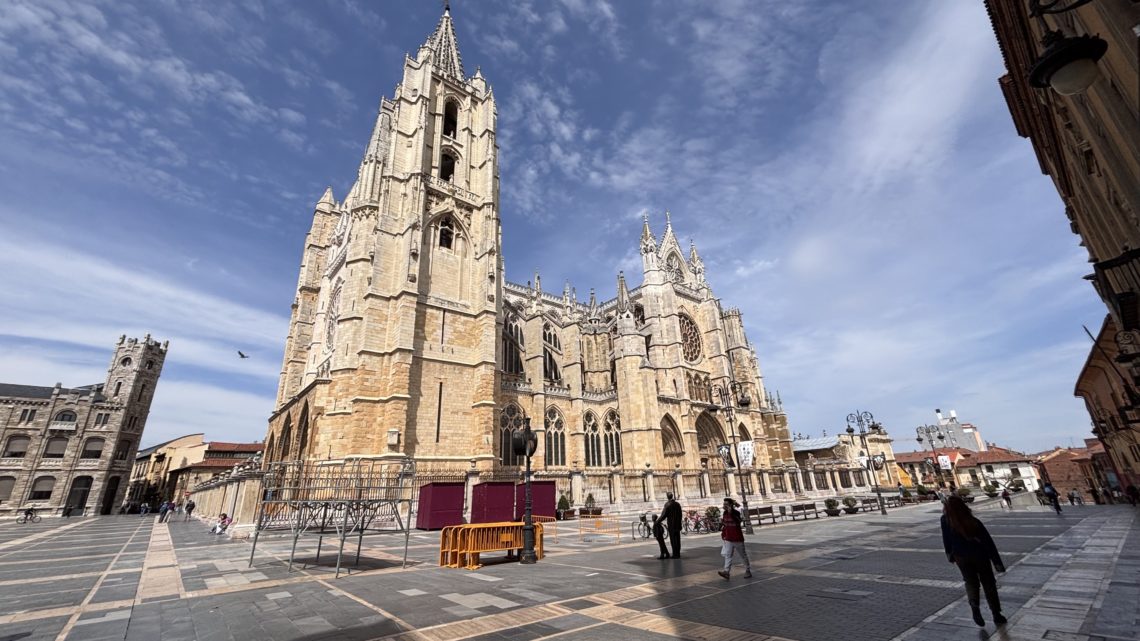 Imposante Kathedrale in Leon mit außergewöhnlichen Glasfenstern.