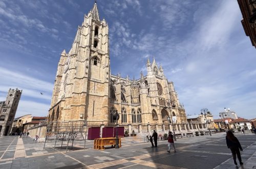 Imposante Kathedrale in Leon mit außergewöhnlichen Glasfenstern.